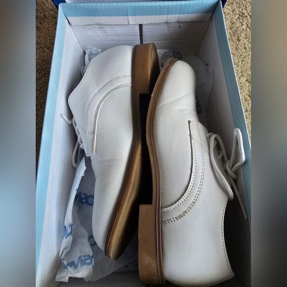 Boys Josmo little kid mark dress shoes. Communion shoes. White, Size 13.